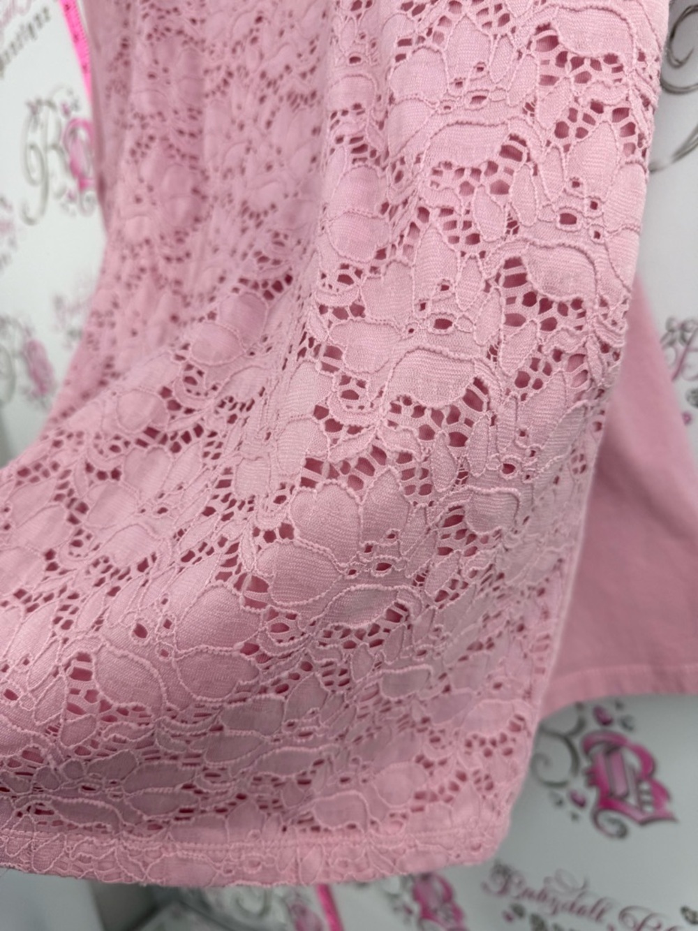 Classic editions T-shirt Lacie flowers Short-Sleeve Lace Front Tee in Dusty Rose - Picture 5 of 7